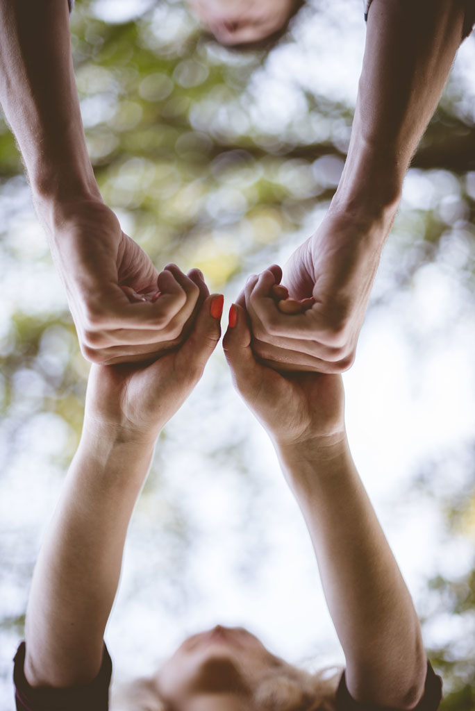 Geste de soutien et de protection symbolisant l’engagement de l’Association 3A pour la prévention des risques, la vigilance collective et la protection des personnes accompagnées dans un cadre éthique, sécurisé et respectueux.