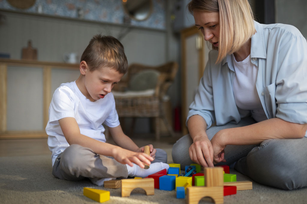 Moment d’accompagnement bienveillant entre une professionnelle et un enfant avec autisme, illustrant la politique de bientraitance de l’Association Autisme Apprendre Autrement, fondée sur le respect des choix, des besoins individuels et de la qualité du lien.